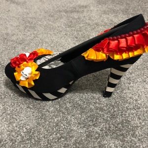 Ellie 4” Heel, Flower with Skull Pump. New , size 6. Day of the dead shoes.